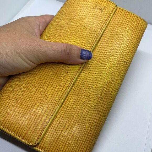 ** Broken Zipper** Authentic 1995 Louis Vuitton Yellow Epi Leather Long Wallet - Picture 11 of 11